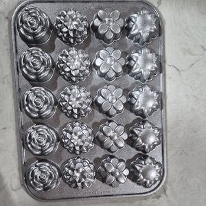 Metal Silver Floral Muffin Pan